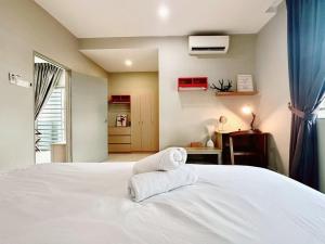 Ένα ή περισσότερα κρεβάτια σε δωμάτιο στο Charming 4BR Family House Quite Area & Cozy