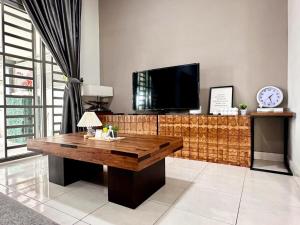 TV a/nebo společenská místnost v ubytování Charming 4BR Family House Quite Area & Cozy