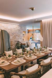 een eetkamer met een lange tafel en stoelen bij Residence Alpi - Private Spa & Living in Grainau +91 foto's