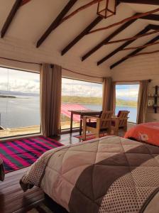 Comunidad YumaniEco wara的卧室配有床、桌子和窗户。