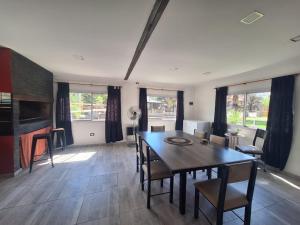 a dining room with a table and chairs at Departamento Temporal en Villa Carlos Paz in Villa Carlos Paz