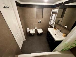 O baie la Casa Ingerilor Centru Craiova +5 fotografii