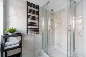 Et badeværelse på Bemovia House + 50 billeder