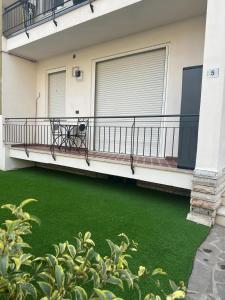 a balcony of a house with green grass at White Swan Apartment in Peschiera del Garda