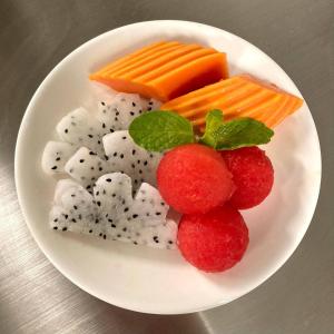 万荣Queens hotel的桌上的水果和蔬菜盘 更多69张照片