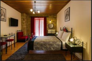 Ένα ή περισσότερα κρεβάτια σε δωμάτιο στο Village Inn