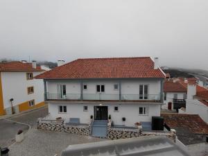 a white house with a red roof at Hostel Rosa in São Pedro de Moel