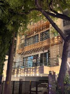 新德里South Delhi Res的侧面有灯的建筑物