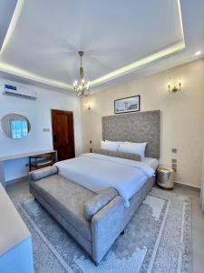 Ένα ή περισσότερα κρεβάτια σε δωμάτιο στο Adiya Home Next to Ferry & Forodhani Stone-town