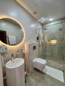 Ένα μπάνιο στο Adiya Home Next to Ferry & Forodhani Stone-town