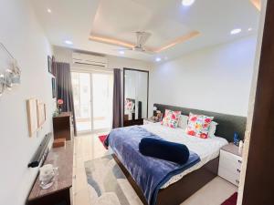 新德里South Delhi Res的卧室里有一张床，床单和枕头都是蓝色的