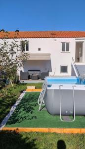 una piscina nel cortile di una casa di Casa Carmen e do Hilario a Ponte Do Porto