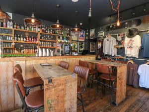 een bar met houten tafels en stoelen in een restaurant bij Chalet 86 in South Shields +27 foto's
