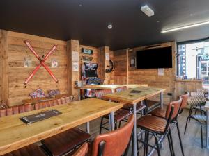 een restaurant met houten muren en tafels en een klok bij Chalet 86 in South Shields