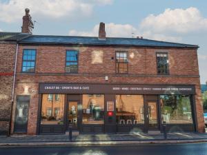 een bakstenen gebouw met een bord ervoor bij Chalet 86 in South Shields