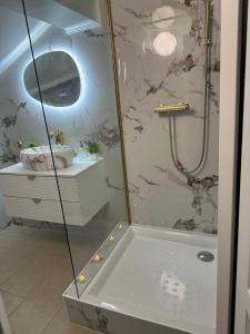 Ένα μπάνιο στο Serenity Suite