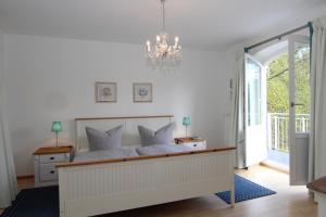 En eller flere senge i et værelse på Brise Remise -Seepark Heringsdorf + 18 billeder