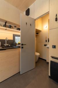 DudkyУЛІС Кебіни的厨房的白色门,配有水槽