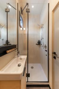 DudkyУЛІС Кебіни的带淋浴、水槽和淋浴的浴室 更多6张照片