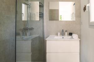 Ένα μπάνιο στο Villa de charme Jo Poggi - Domaine Romella - Piscine - Proche St-Florent