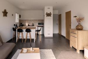 Η κουζίνα ή μικρή κουζίνα στο Villa de charme Jo Poggi - Domaine Romella - Piscine - Proche St-Florent