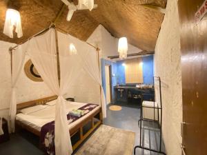 曼德姆CASA de SAZU的一间卧室设有天蓬床和一间浴室。