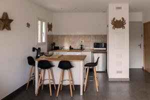 Η κουζίνα ή μικρή κουζίνα στο Villa de charme Jo Poggi - Domaine Romella - Piscine - Proche St-Florent +19 φωτογραφίες