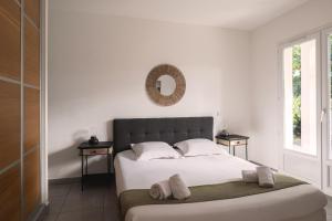 Ένα ή περισσότερα κρεβάτια σε δωμάτιο στο Villa de charme Jo Poggi - Domaine Romella - Piscine - Proche St-Florent