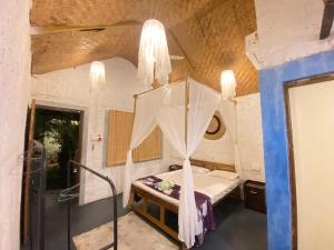 曼德姆CASA de SAZU的卧室里，天花板上挂着一把雨伞。