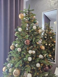 un albero di Natale con decorazioni in oro e argento di Stunning Holiday Villa with a Heated Jacuzzi a San Pawl il-Baħar Altre 33 foto