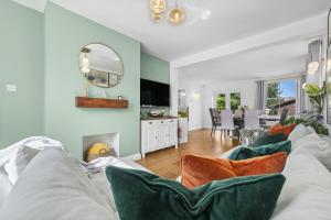 Deppers Bridge, 3 Bedroom Property的带沙发的客厅和餐厅