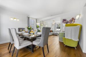 Posezení v ubytování Deppers Bridge, 3 Bedroom Property