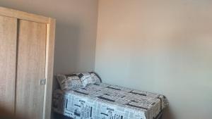 un letto con sopra dei giornali in una stanza di Casa á 5 minutos do Paraquedismo a Boituva