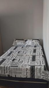 un letto con sopra dei giornali in una camera da letto di Casa á 5 minutos do Paraquedismo a Boituva