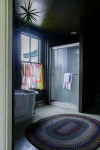 En eller flere senge i et værelse på The Waldoboro Inn Room 3