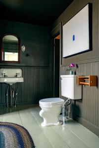 Et badeværelse på The Waldoboro Inn Room 3 + 12 billeder