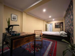 Postel nebo postele na pokoji v ubytování Big Traditional Room with Boudha Stupa View