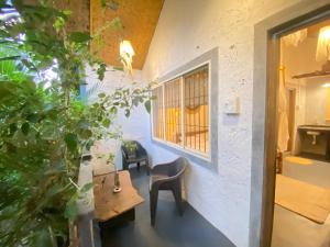 曼德姆CASA de SAZU的客房设有桌子、椅子和窗户。 更多6张照片