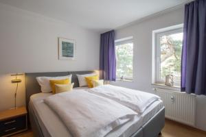 En eller flere senge i et værelse på Brise Haus "Am Schloonsee" App 05 + 6 billeder