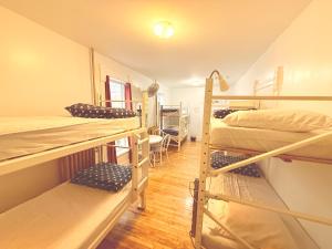 Schlafsaal mit 3 Etagenbetten in der Unterkunft Auberge du Plateau in Montreal