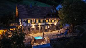 Een luchtfoto van een groot huis met een zwembad. bij Huber Xaveri - Hof in Ottenhöfen