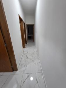 - un couloir avec un sol en marbre dans l'établissement Apartamento Moderno Paraquesdismo e Balão, à Boituva