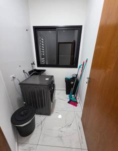 La salle de bains est pourvue de toilettes et d'une télévision murale. dans l'établissement Apartamento Moderno Paraquesdismo e Balão, à Boituva 9 autres photos
