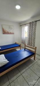 ein Schlafzimmer mit zwei Betten in einem Zimmer in der Unterkunft Apartamento 13 Balão, Paraquedas e Aventuras in Boituva