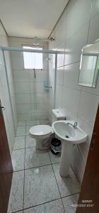ein Badezimmer mit Toilette und Waschbecken in der Unterkunft Apartamento 13 Balão, Paraquedas e Aventuras in Boituva + 3 Fotos
