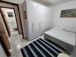 una piccola camera da letto con un letto e un bagno di Apto 32. Lindo, aconchegante e completo. a Boituva