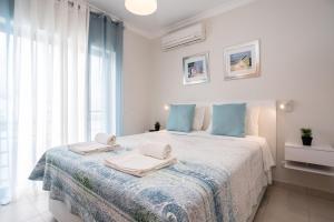 Un pat sau paturi într-o cameră la Villa Conchas by Algarvemanta +17 fotografii