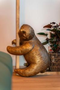 威尼斯Flora Relax - Venice Green House的一尊树懒雕像静静地坐在地板上。