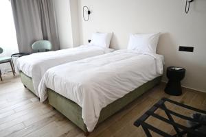 Un pat sau paturi într-o cameră la Hotel Alos