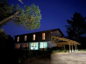 a house at night with the lights on at Villa Lombardière in Gujan-Mestras
